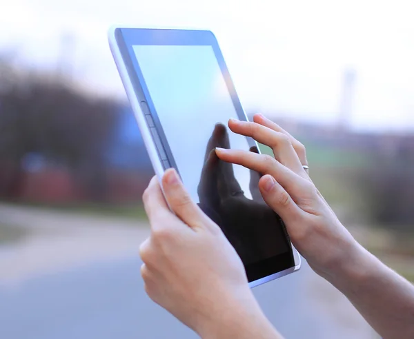 Mains féminines tenant une tablette tactile gadget d'ordinateur avec écran isolé — Photo