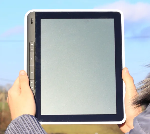 Manos femeninas sosteniendo un dispositivo de computadora táctil tableta con pantalla aislada — Foto de Stock