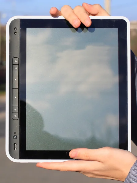 Manos femeninas sosteniendo un dispositivo de computadora táctil tableta con pantalla aislada — Foto de Stock