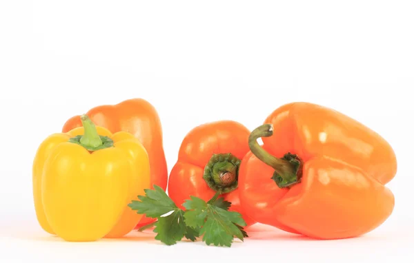 Legumes de pimenta fresca isolados sobre fundo branco — Fotografia de Stock