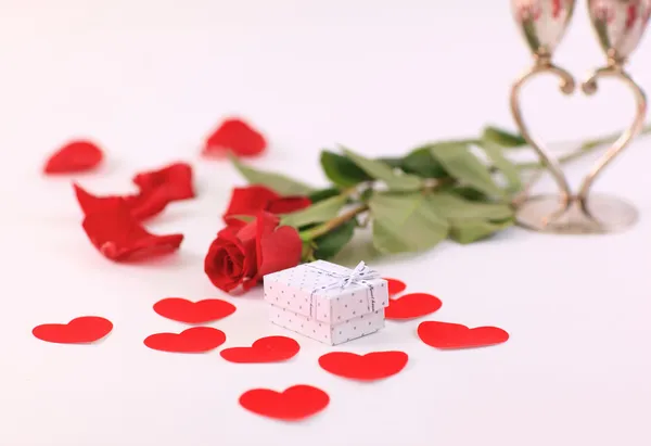 Una rosa y una caja con anillos —  Fotos de Stock