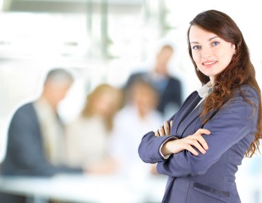 onun arkasındaki ekip ile kendine güvenen bir iş kadını