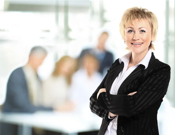 Selbstbewusste Geschäftsfrau mit Team im Rücken — Stockfoto