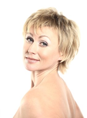 Beyaz arka planda güzel bir kadın modelin portresi