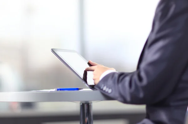 Toccando a mano il moderno tablet digitale sul posto di lavoro. — Foto Stock