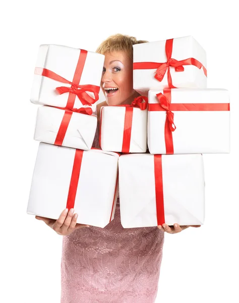 Mulher feliz com um presente — Fotografia de Stock