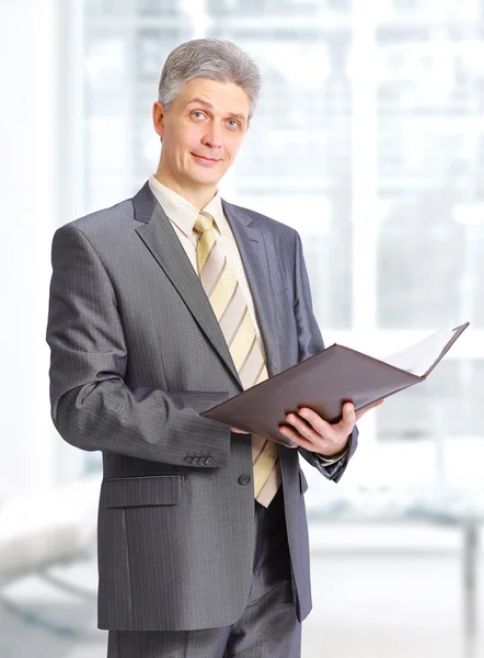 Geschäftsmann mit den Unterlagen im Büro. — Stockfoto