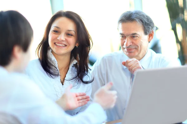 Negocio sonriente con papeleo en la sala de juntas — Foto de Stock