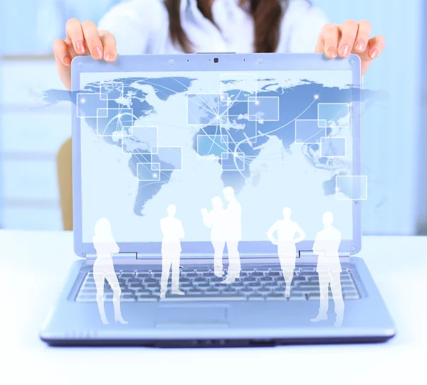 Laptop och business person mot teknik bakgrund — Stockfoto