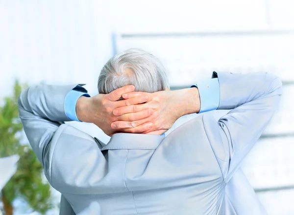 Geschäftsmann im Alter, der eine Pause einlegt. isoliert auf weißem Hintergrund. — Stockfoto