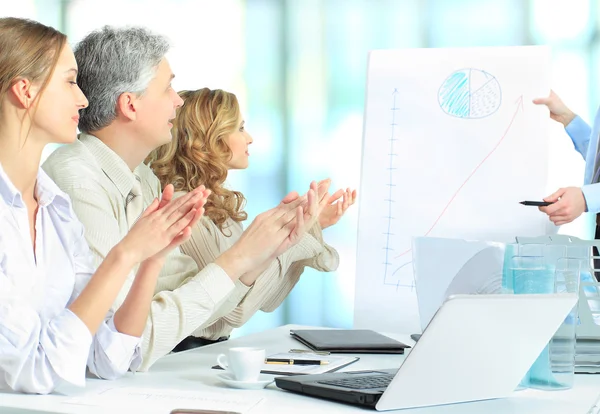 Przycięty obraz firmy klaskanie ręce podczas spotkania w urzędzie — Zdjęcie stockowe