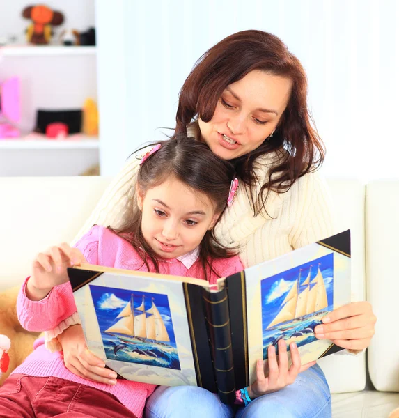 Glückliche Mutter und Tochter beim gemeinsamen Lesen eines Buches — Stockfoto