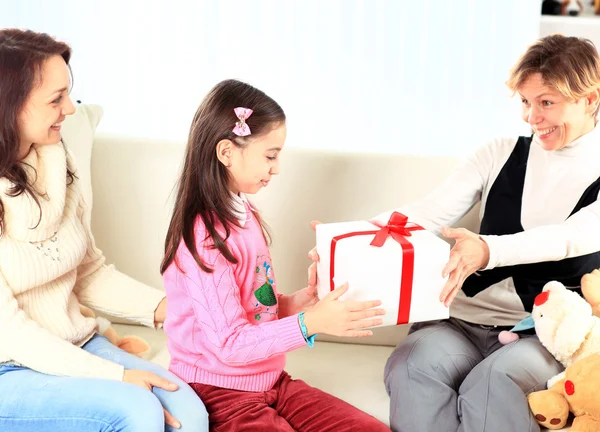 Pequeña hermosa chica bonita dando un regalo a su madre feliz — Foto de Stock