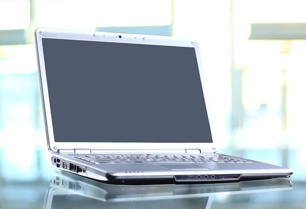 Laptop in het kantoor — Stockfoto