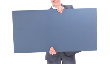 Beyaz bir arka plan üzerinde izole genç yakışıklı işadamı.