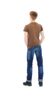 rahat kıyafetler beyaz arka plan üzerinde duran yakışıklı genç adam portresi