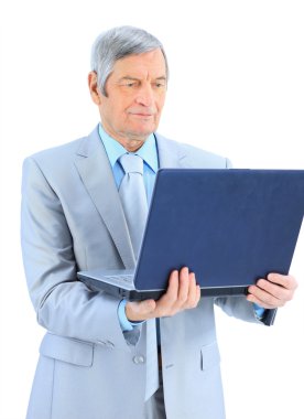 laptop için çalışır, yaşında bir iş adamı. Beyaz bir arka plan üzerinde izole.