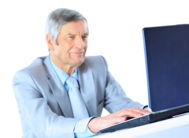 laptop için çalışır, yaşında bir iş adamı. Beyaz bir arka plan üzerinde izole.