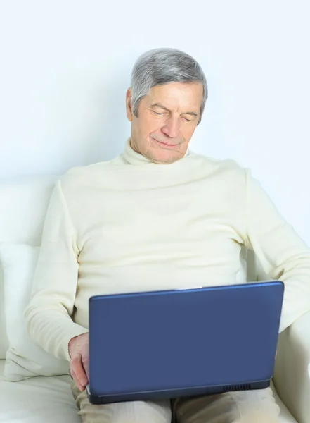 The home life of an elderly person. — Stock Photo, Image
