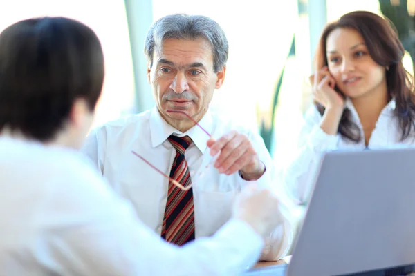 Geschäftsteam arbeitet im Büro gemeinsam an Geschäftsprojekt — Stockfoto