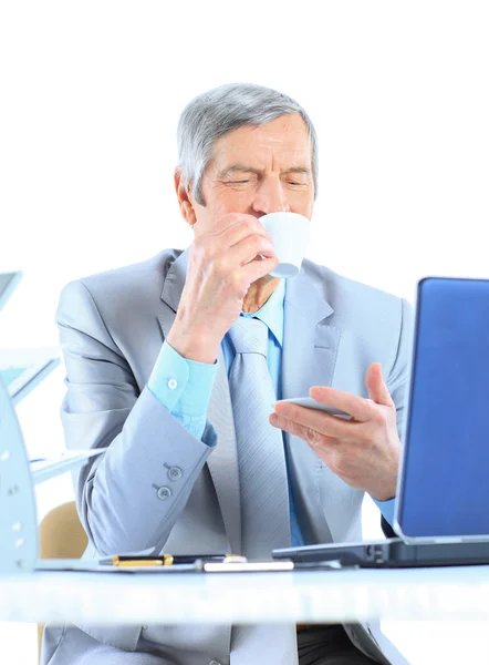 Der Geschäftsmann, der in der Pause Kaffee trinkt. isoliert auf weißem Hintergrund. — Stockfoto