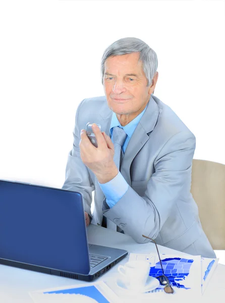 El empresario a la edad de los trabajos para el portátil. Aislado sobre un fondo blanco . — Foto de Stock