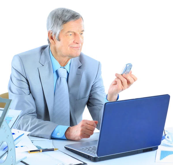 L'uomo d'affari all'età di lavori per il computer portatile. Isolato su sfondo bianco . — Foto Stock