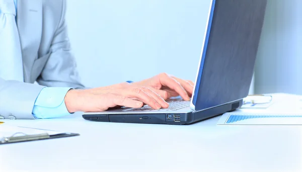 O homem de negócios na idade de trabalha para o computador portátil. Isolado sobre um fundo branco . — Fotografia de Stock