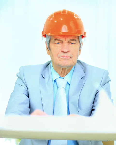 Engineer at the age of considering plans drawing and corrects them. — Stock Photo, Image