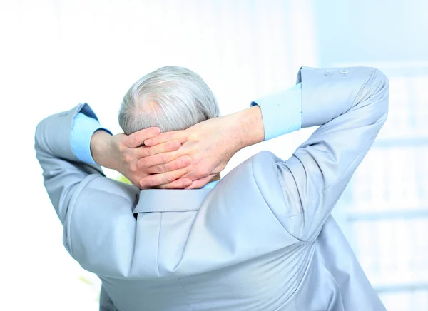 Zakenman in leeftijd, rusten voor een pauze. geïsoleerd op een witte achtergrond. — Stockfoto