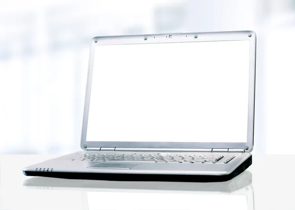Witte laptop in het kantoor. — Stockfoto
