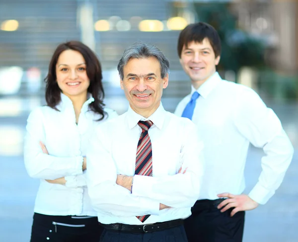 Succesvolle businessgroep in een rij glimlachen — Stockfoto