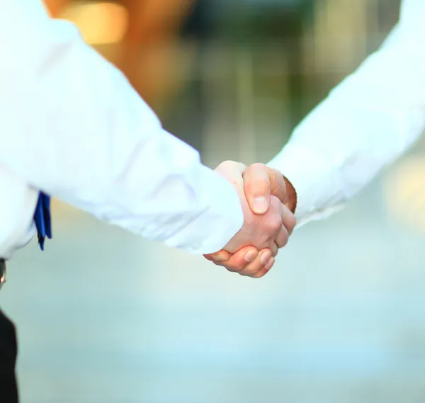 Los hombres de negocios dan la mano en la oficina — Foto de Stock