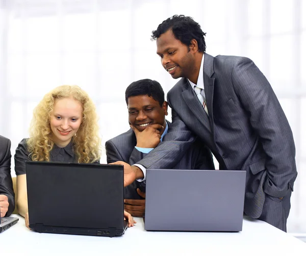 En grupp av internationella affärsmän. — Stockfoto