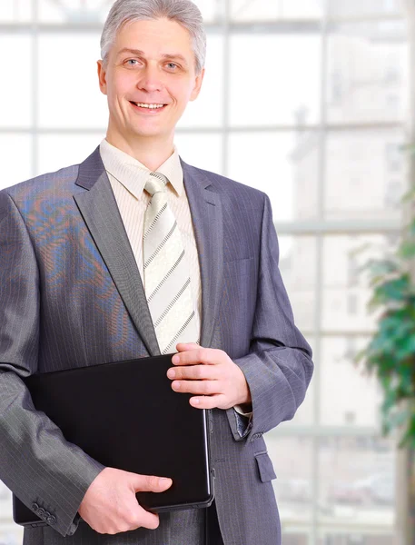 Geschäftsmann mit den Unterlagen im Büro. — Stockfoto