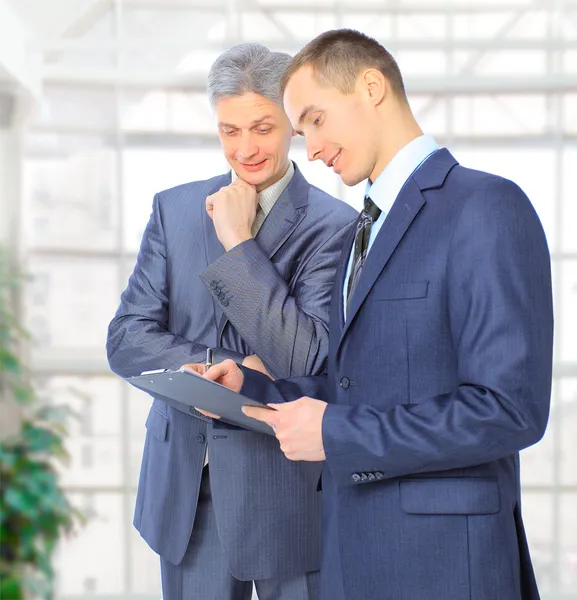 Dois empresários concluem um acordo . — Fotografia de Stock