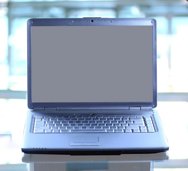 Laptop w biurze — Zdjęcie stockowe