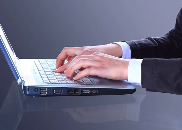 Primer plano del hombre de negocios escribiendo en el ordenador portátil — Foto de Stock