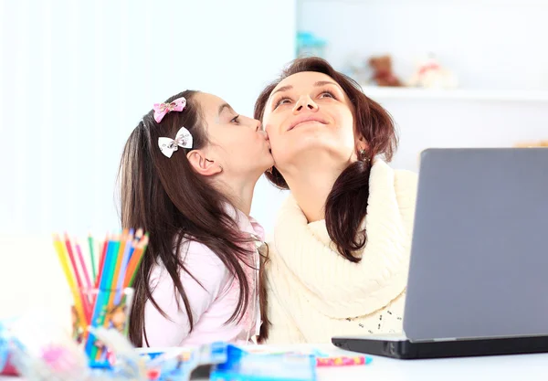 Junge Mutter mit kleiner Tochter sitzt zu Hause zusammen — Stockfoto