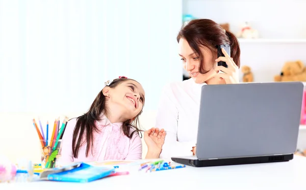 Jonge moeder met kleine dochter samen om thuis te zitten — Stockfoto