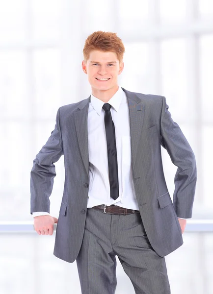 Ο νεαρός επιχειρηματίας όμορφος απομονωθεί σε λευκό φόντο. — Φωτογραφία Αρχείου