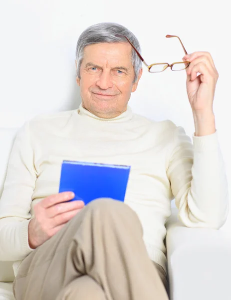 Das häusliche Leben eines älteren Menschen. — Stockfoto