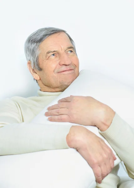 Das häusliche Leben eines älteren Menschen. — Stockfoto