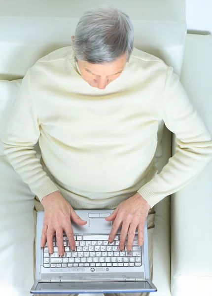 Das häusliche Leben eines älteren Menschen. — Stockfoto