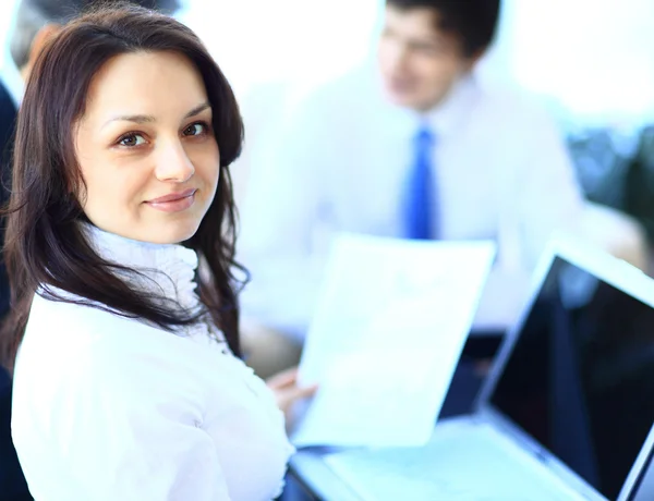 Femme d'affaires prospère debout avec son personnel en arrière-plan au bureau — Photo