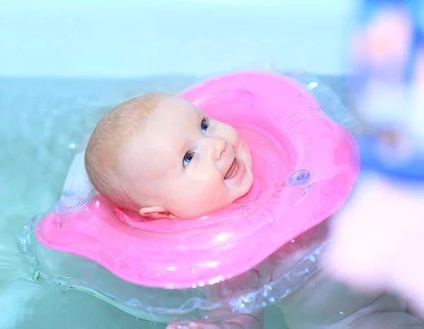 Baden van de baby. — Stockfoto