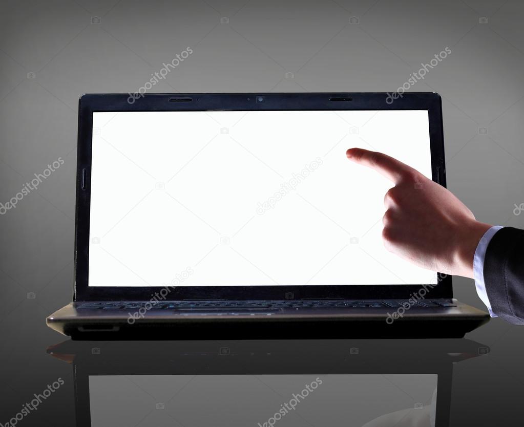 男性的手 用食指指着笔记本电脑屏幕在黑色背景的特写 图库照片 C Albertyurolaits
