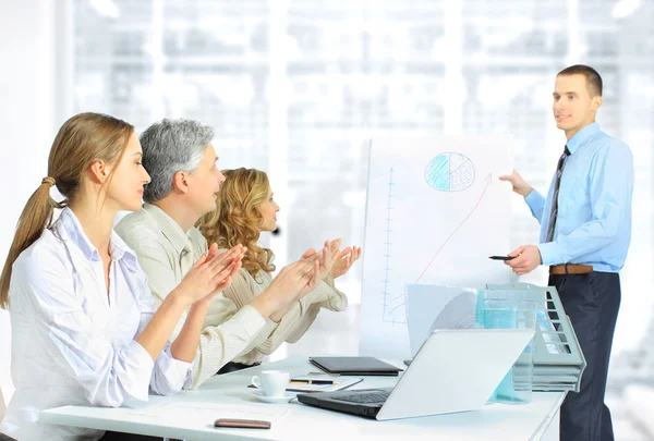 Gruppe von Geschäftsleuten diskutiert den Arbeitsplan. — Stockfoto