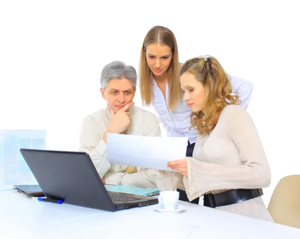 Unternehmer diskutieren über den Arbeitsplan. — Stockfoto