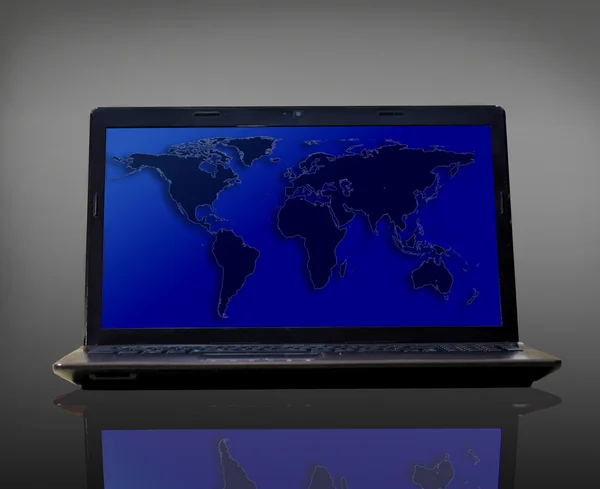 Laptop med karta isolerad på mörk bakgrund — Stockfoto